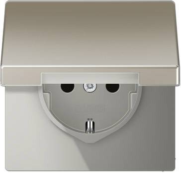 Presa elettrica con messa a terra in colore argento con coperchio ribaltabile, chiusa. Adatta per uso interno per l'alimentazione elettrica.