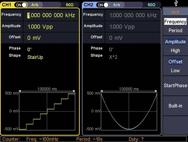 'Schermo dell'oscilloscopio mostra due canali: CH1 con forma d'onda "StairUp", CH2 con forma quadrata. Frequenza: 1 kHz, Ampiezza: 1 Vpp.'