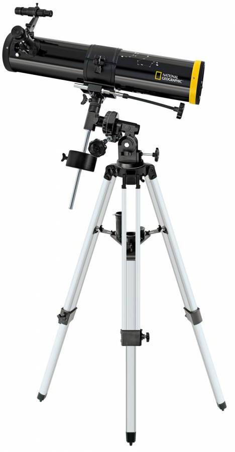 Telescopio nero con accento giallo su un treppiede argentato, puntato verso l'alto; adatto per osservazioni astronomiche.