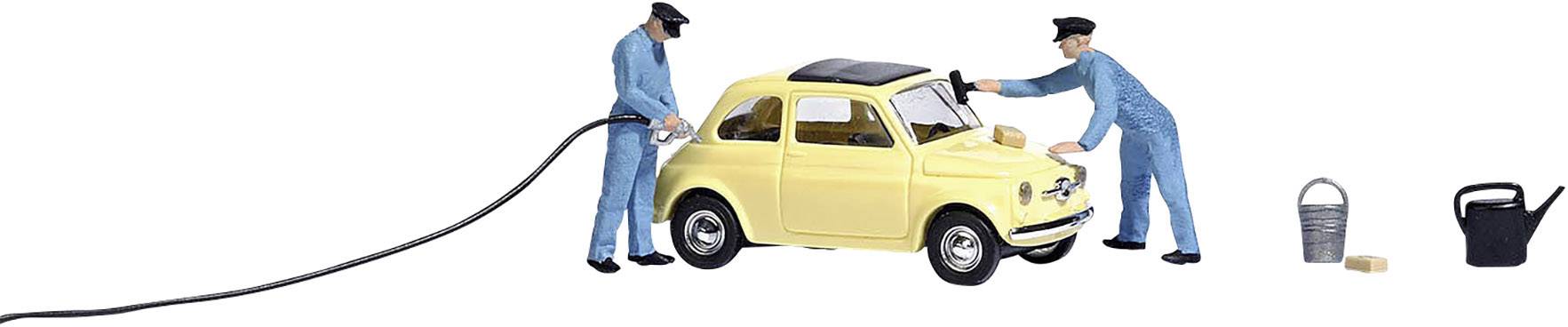 Due meccanici in tuta da lavoro blu stanno riparando un'auto gialla. Uno di loro tiene in mano un tubo; accanto ci sono degli attrezzi.