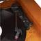 Un giradischi in legno riproduce un disco in vinile nero. Il braccio del giradischi è posizionato per suonare musica.