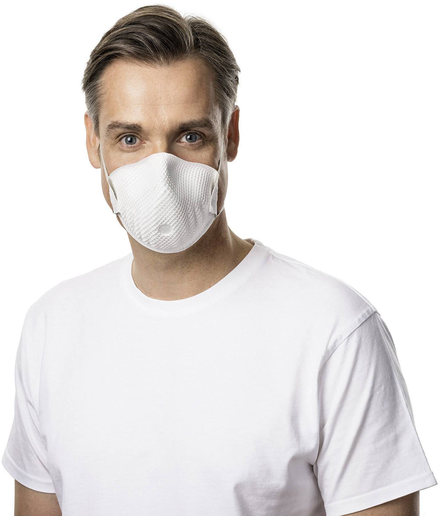 Un uomo con i capelli marroni indossa una maglietta bianca e una mascherina protettiva bianca.