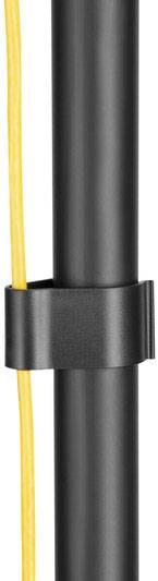 Bastone nero con cavo arancione, fissato da un clip nero.