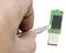 Una mano tiene un coltello e apre una chiavetta USB per rendere visibile la scheda madre e il chip di memoria.