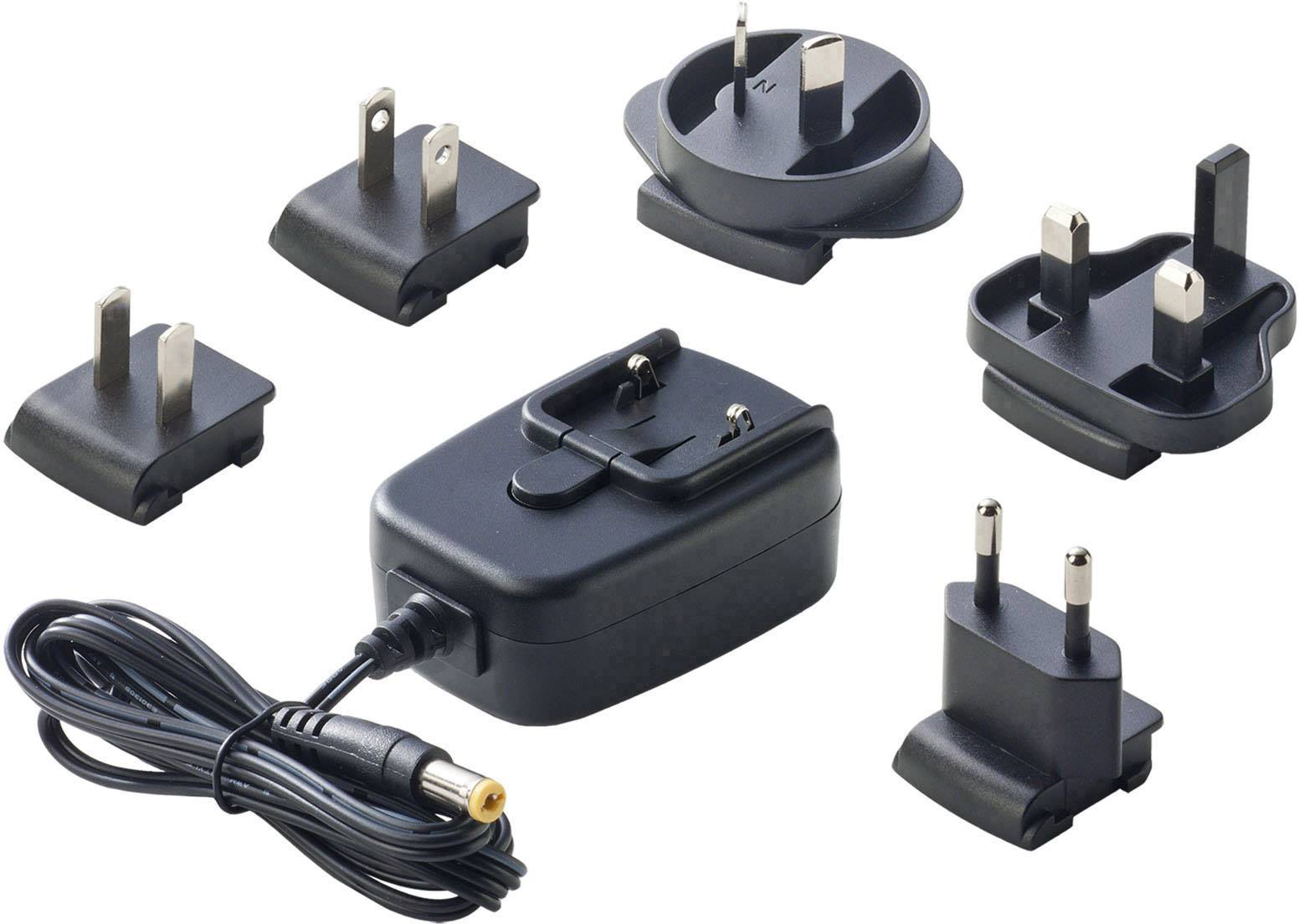 Un alimentatore nero con cinque diversi adattatori per prese elettriche per uso internazionale.