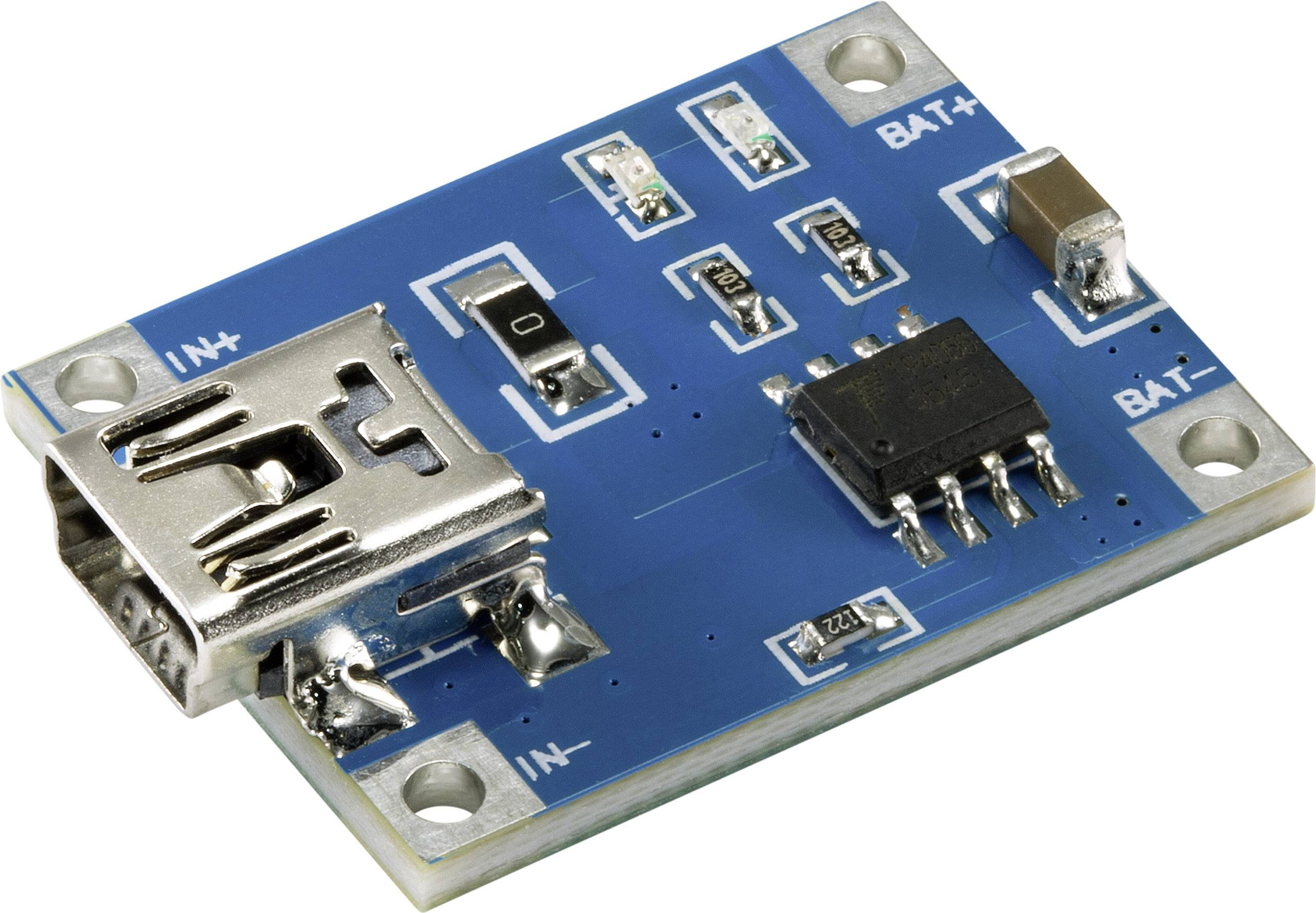 Una scheda elettronica blu con connettore USB, resistenze e altri componenti elettronici, progettata per il controllo dei processi di carica delle batterie.