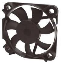 Un ventilatore nero per computer con sette pale e un telaio quadrato è raffigurato.