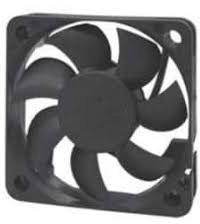 Un ventilatore nero per computer con sette pale rotanti davanti a un telaio quadrato. Comunemente utilizzato per il raffreddamento all'interno di case per PC.