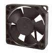 Un ventilatore nero per computer in un involucro quadrato. Il ventilatore ha più pale ed è progettato per il raffreddamento.