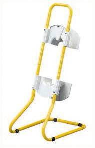 Un supporto giallo, indipendente, con appositi supporti per estintori, su sfondo bianco.