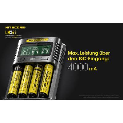 'Caricabatterie Nitecore UMS4 con quattro batterie gialle. Sul display sono visualizzate le informazioni di carica. Testo a sinistra: Potenza massima tramite ingresso QC: 4000 mA.'