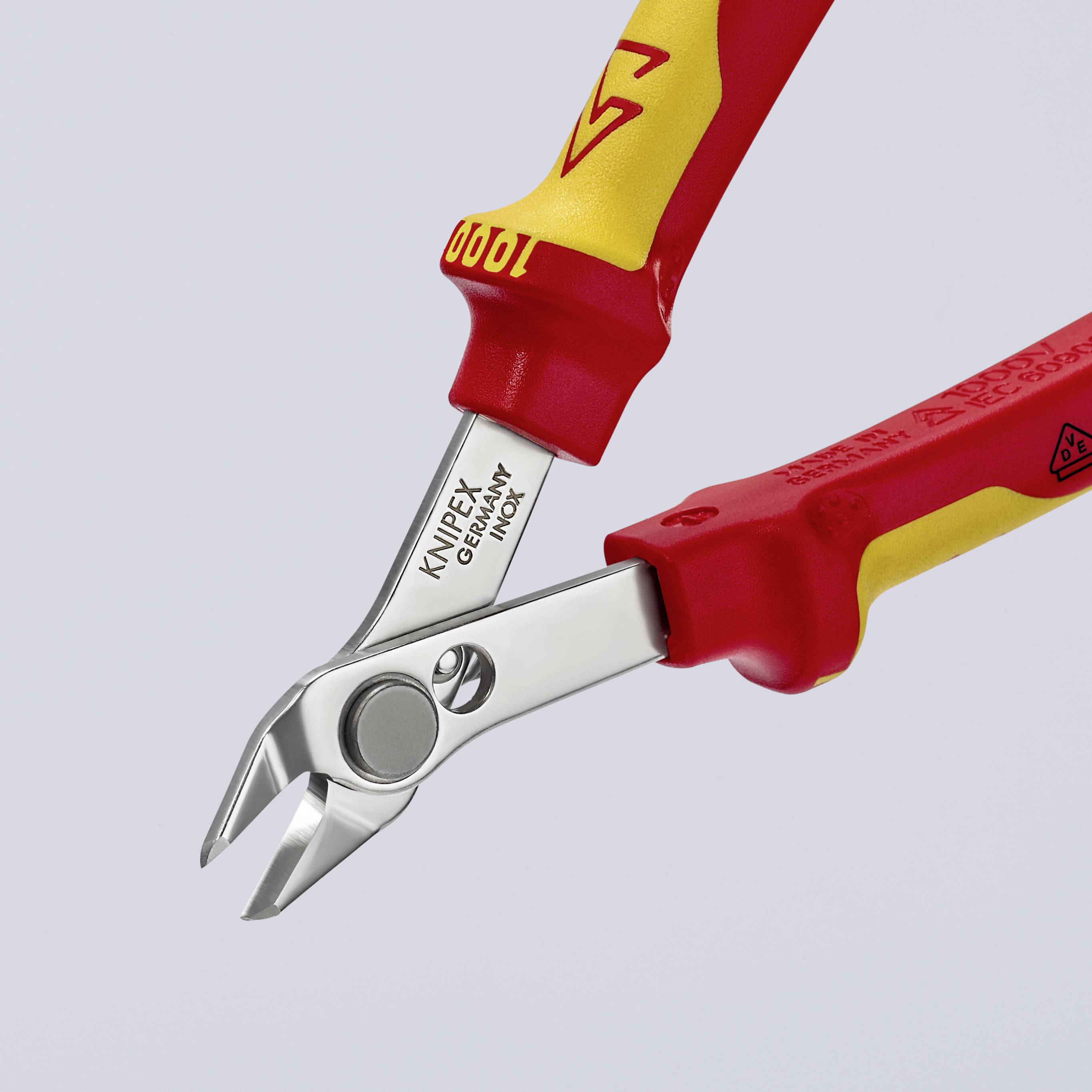 Una pinza laterale rosso-gialla con la scritta 'KNIPEX' sul manico, adatta al taglio di fili e piccoli cavi.