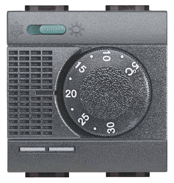 Un termostato nero per edifici con manopola di regolazione indica temperature da 5 a 35 gradi Celsius. In alto sono presenti dei simboli di marcatura.