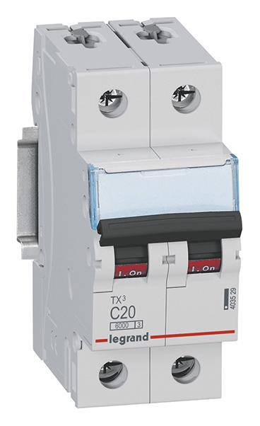 Un interruttore magnetotermico bipolare Legrand, modello TX3 C20, idoneo per 4000 A, raffigurato in colore grigio con dettagli blu e rossi.
