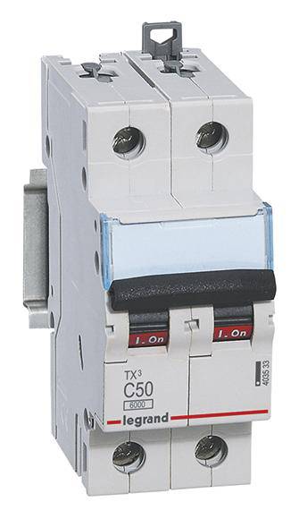 Un interruttore magnetotermico bipolare con la marcatura 'TX³ C50', idoneo per impianti elettrici per prevenire sovraccarichi.