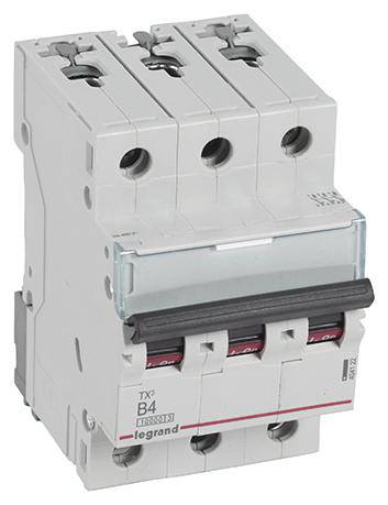 Interruttore di protezione tripolare con leva per il controllo del flusso di corrente, utilizzato negli impianti elettrici per la sicurezza.