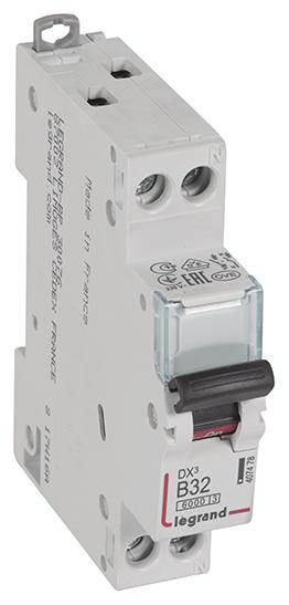 Un interruttore magnetotermico unipolare Legrand, modello DX³, con corrente nominale B32, utilizzato per la protezione da sovracorrente.