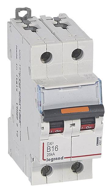Un interruttore magnetotermico bipolare Legrand, modello DX3 B16, dimensionato per 25 kA, indica lo stato di interruzione 'Chiuso'.
