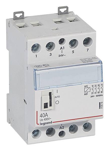 Un interruttore con quattro connessioni in alto e in basso, un interruttore a levetta e una finestra di copertura blu. Marcatura '40A, 400V'.