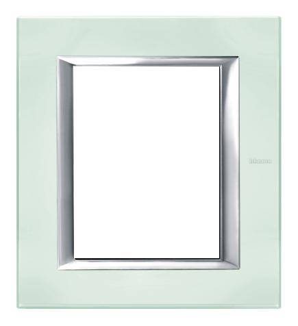 Una cornice vuota con un bordo argentato e un contorno color menta.