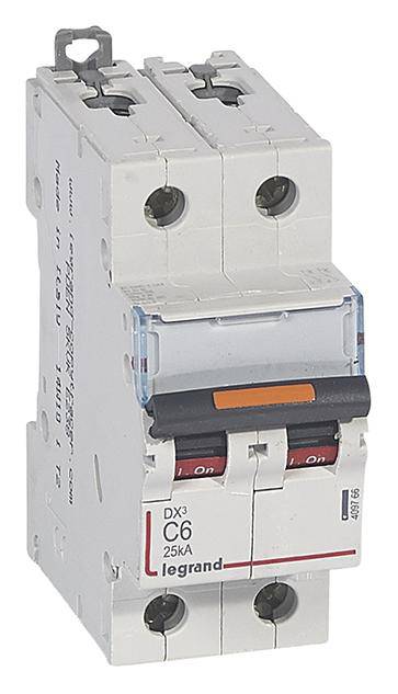 Un interruttore magnetotermico bipolare con la scritta 'DX3 C6 25kA legrand', utilizzato per l'interruzione del circuito in impianti elettrici.