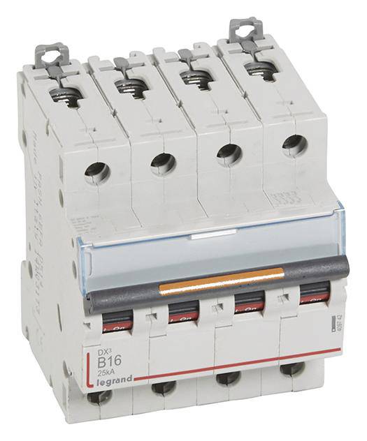 Un interruttore magnetotermico a 4 poli, tipo B16, del marchio Legrand, per la protezione dei circuiti elettrici dal sovraccarico.