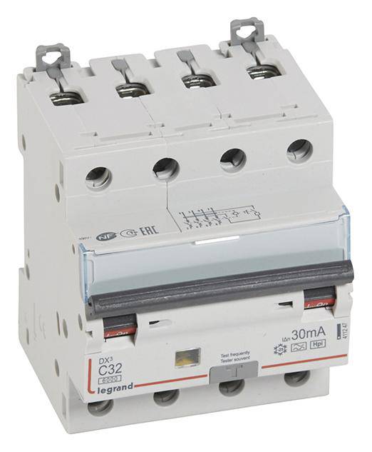 Interruttore magnetotermico con tre interruttori a leva, involucro bianco, con marcatura 'C32', marca riconoscibile, per la protezione elettrica.