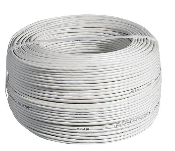 Un grande rotolo di cavo bianco, avvolto strettamente, su sfondo bianco.