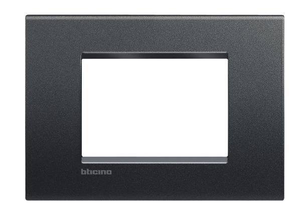 Un semplice telaio rettangolare in colore scuro con la scritta 'bticino' in basso a sinistra.