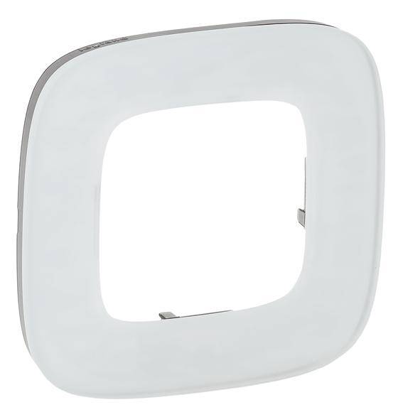 Un cornice bianca quadrata con angoli arrotondati e un centro aperto, probabilmente un dettaglio decorativo o di un interruttore.