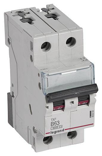 Un interruttore magnetotermico bipolare con la scritta 'B63', prodotto da Legrand, mostra i comandi e i morsetti di connessione.