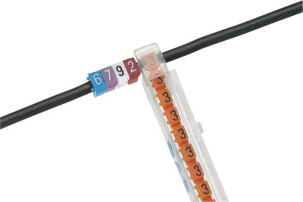 Un cavo nero con clip numerate colorate ('6', '7', '9', '2', '3') e un supporto per clip trasparente con diversi numeri tre attaccati.