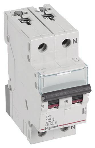 Un interruttore magnetotermico bipolare con sigla 'C50' e marca 'Legrand', utilizzato per la protezione di circuiti elettrici.