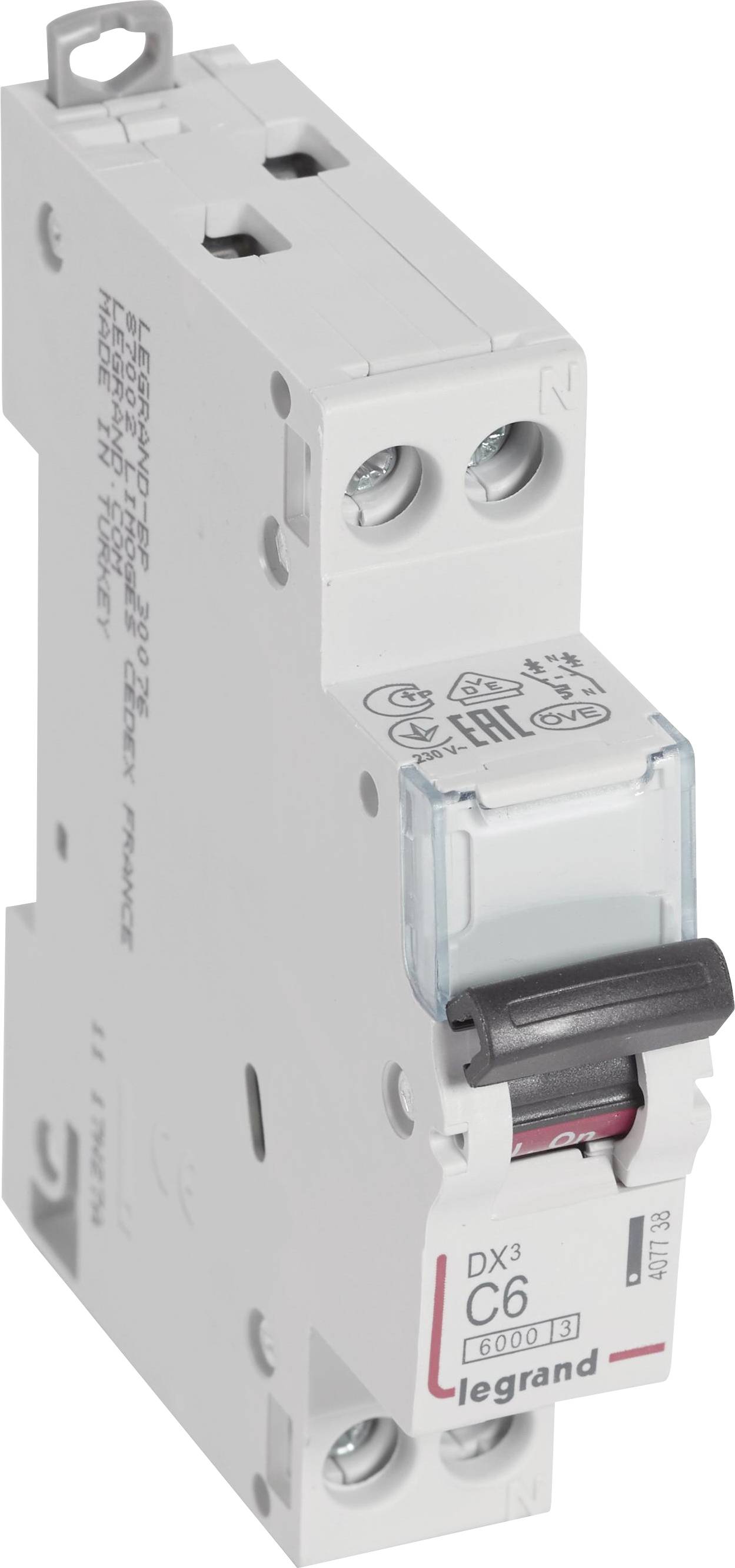 Un interruttore magnetotermico bianco con un interruttore a levetta, contrassegnato con 'C6' e 'legrand'. È progettato per il montaggio in un quadro elettrico.