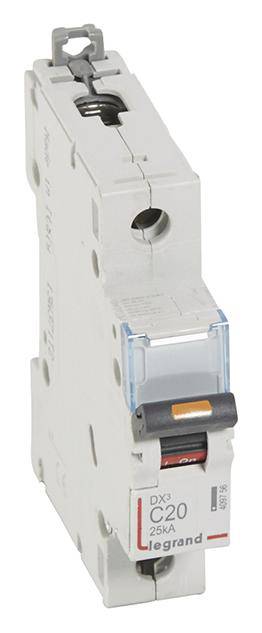 Interruttore magnetotermico unipolare grigio-bianco con marcatura blu e rossa, contrassegnato con 'DX3 C20 25kA legrand'.