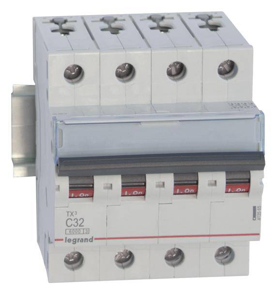 Un interruttore magnetotermico grigio a quattro poli con indicatori di scatto blu e rossi, montato su guida DIN.
