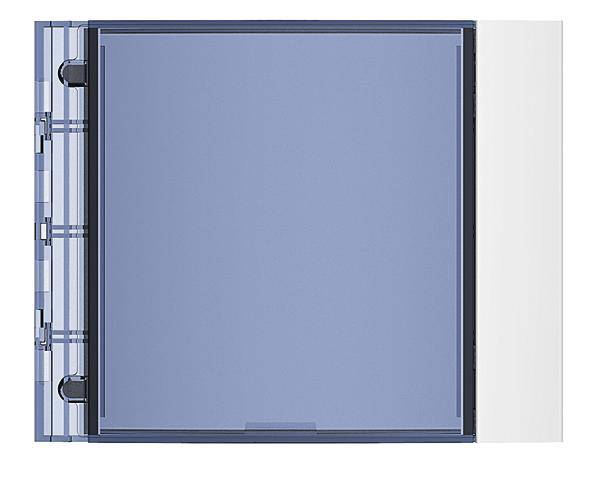 Una cartella ad anelli blu, quadrata, con copertina trasparente, aperta e che mostra l'interno. Presenta anelli metallici sul lato sinistro.