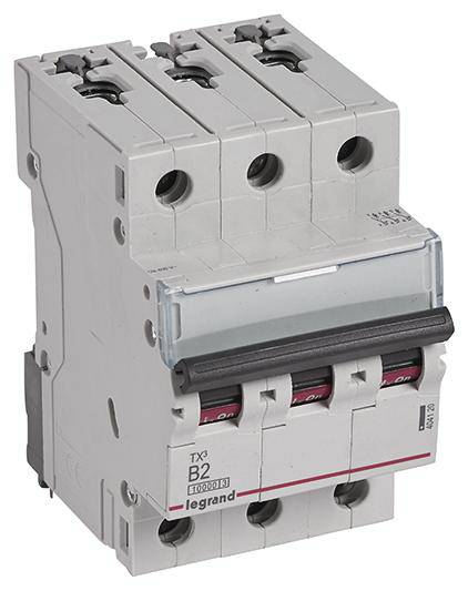 Interruttore magnetotermico con tre interruttori, contrassegnato come 'B2', della marca Legrand. Utilizzato per l'interruzione del circuito elettrico.