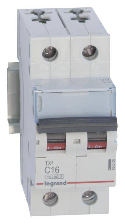 Interruttore magnetotermico bipolare da 16A. Marcatura 'C16' e marchio 'Legrand' visibili. Utilizzato per la protezione da sovracorrente.