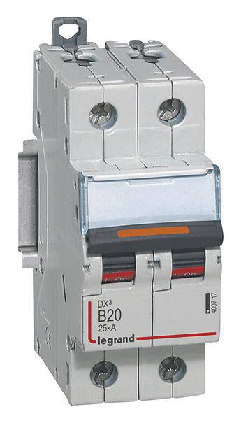 Un interruttore magnetotermico grigio con la marcatura 'B20 25kA', prodotto da Legrand. Dispositivo per la sicurezza elettrica.