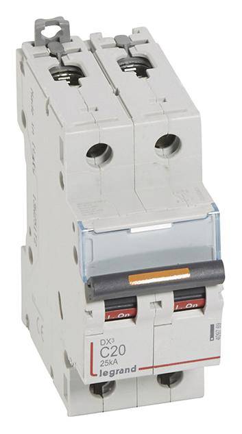 Immagine di un interruttore automatico grigio con leva rossa e scritta 'C20 25kA'. Adatto per la sicurezza dei circuiti elettrici.