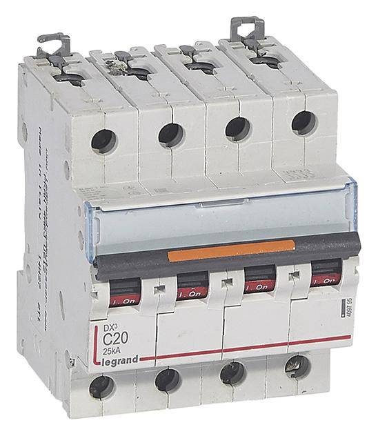 Un interruttore magnetotermico tetrapolare con marcatura 'Legrand C20' e '25kA'. È utilizzato per la protezione di circuiti elettrici.