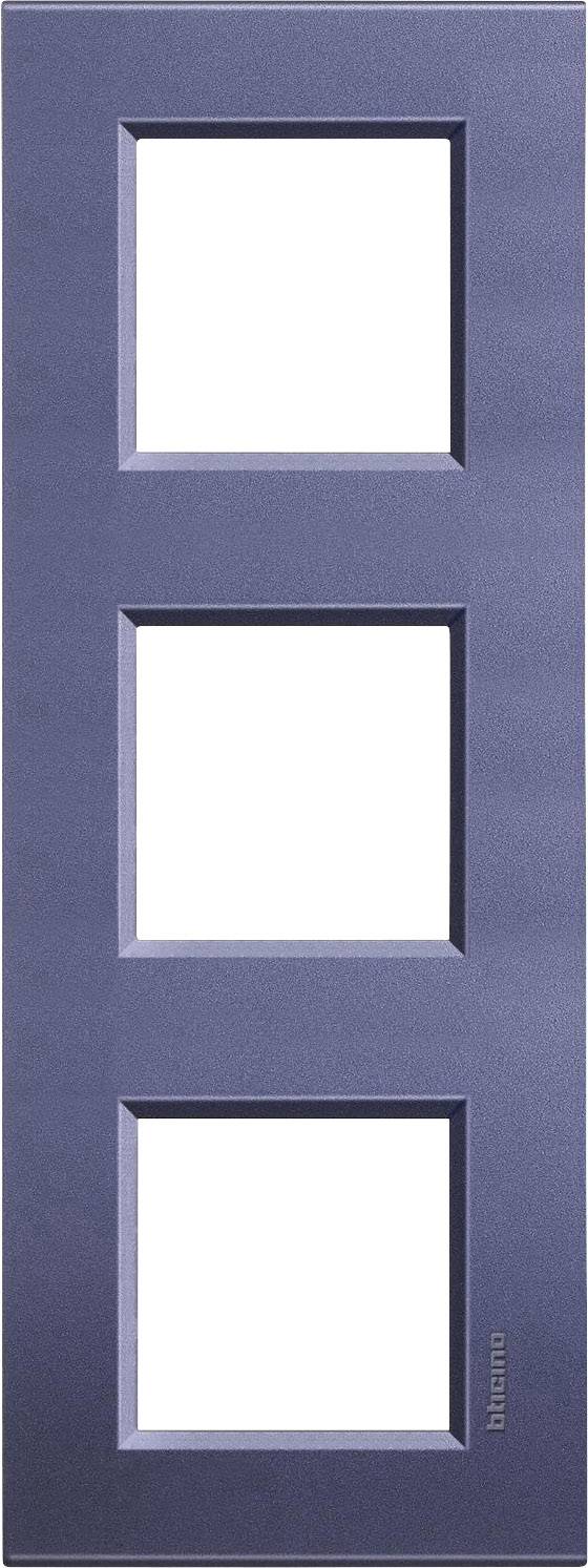 Tre finestre quadrate su una superficie stretta blu, disposte simmetricamente una sopra l'altra.