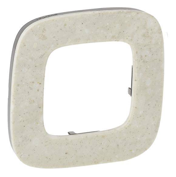 Cornice beige, quadrata con angoli arrotondati, probabilmente in pietra o ceramica.