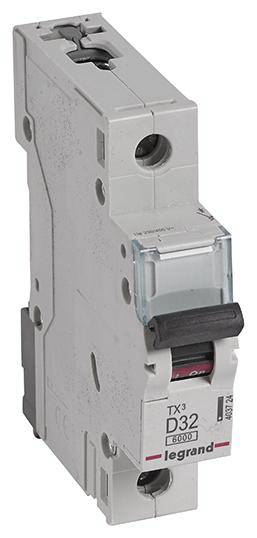 Un singolo interruttore magnetotermico grigio della marca 'legrand' con la scritta 'TX3 D32'.