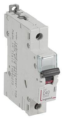 Un interruttore grigio con l'etichetta 'Legrand D40' e un interruttore nero si trova in posizione intermedia.