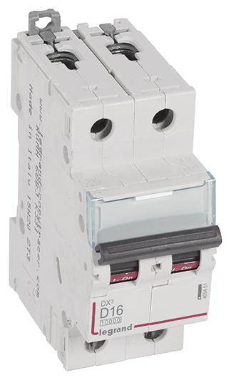 Un interruttore automatico bipolare con la marcatura 'D16', utilizzato per il controllo e la protezione di circuiti elettrici.
