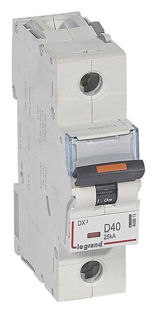 Un interruttore automatico bianco con tasto blu e nero, contrassegnato con 'D40 25kA' di Legrand.