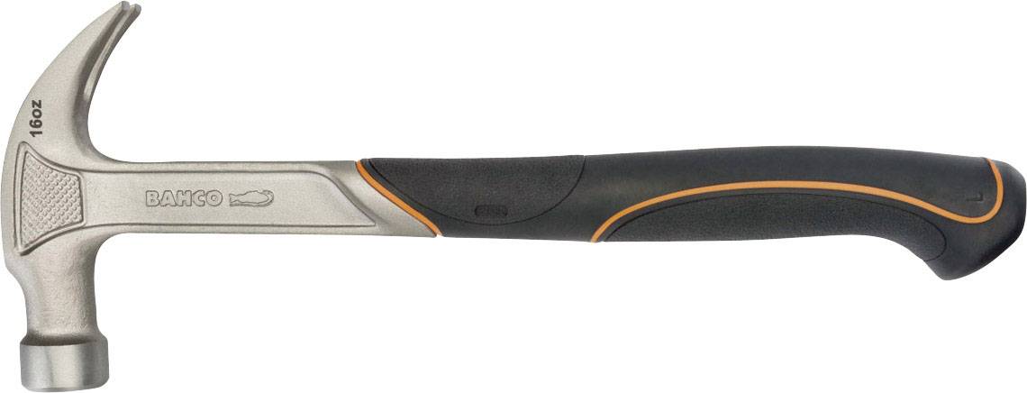 Primo piano di un martello artiglio con testa argentata e manico nero-arancio su sfondo bianco.