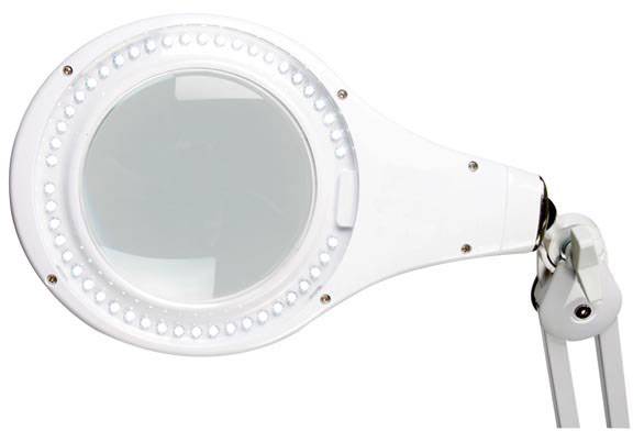 Una lampada a lente rotonda bianca con LED intorno al bordo. È montata su un braccio snodato che la rende posizionabile.